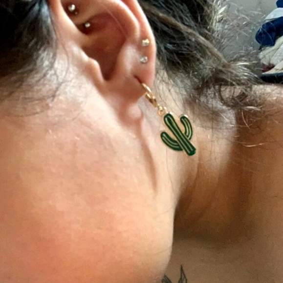 💖 2/$30 Western cactus dainty small earrings - Picture 7 of 11